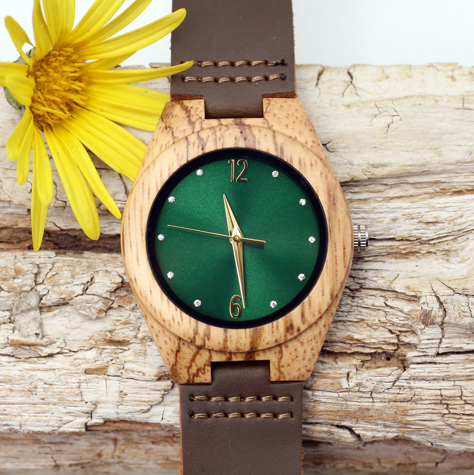 We're flipping delighted to showcase THE BOKKIE - our new ladies wooden watch that proudly showcases the iconic #greenandgold colours. Personalise it with a 'Briefie aan jou Liefie'.