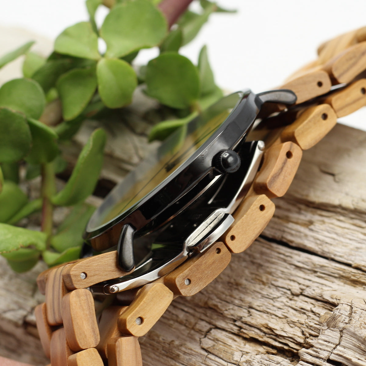 Men's stainless steel watch with walnut wood face and solid wood strap. The Emporio, a modern watch with an eco-friendly feel. Lightweight, ultraslim and uber-trendy. Personalise the back for only R80. Shipping anywhere in SA for R59.