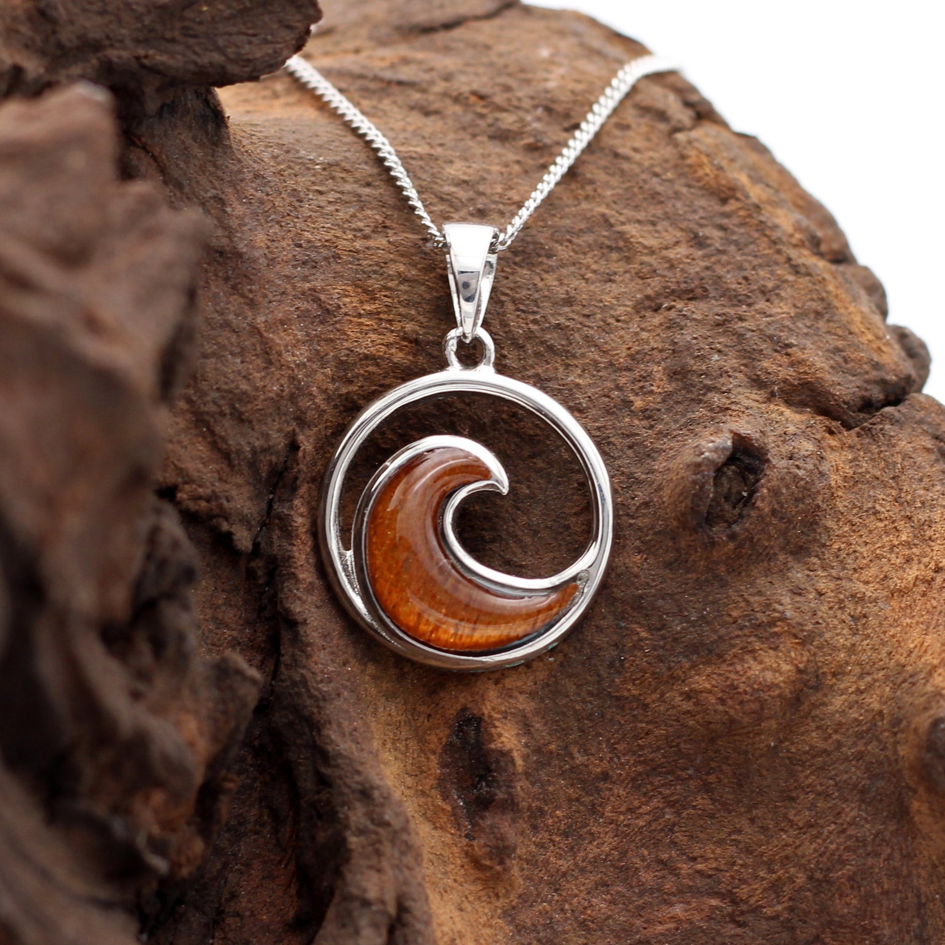 925 sterling silver wave pendant with koa wood inlay on a 40 cm chain (included).